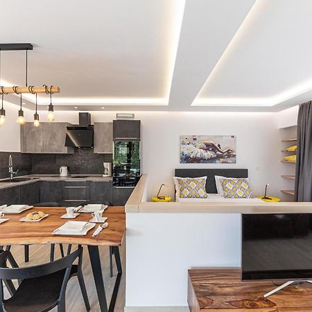 5 Bedroom Cozy Home In Okrug Donji Donji Okrug  Exteriér fotografie