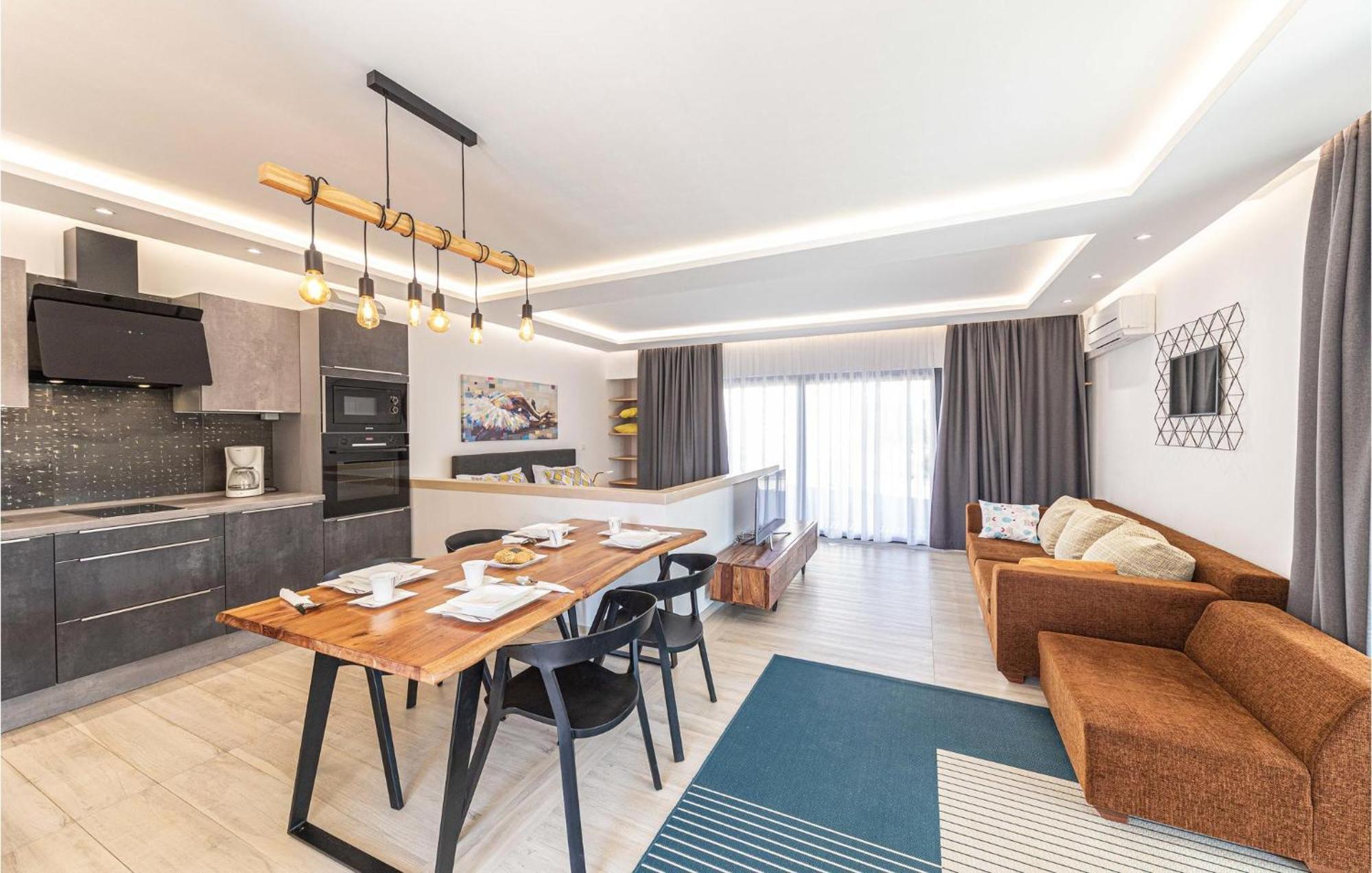 5 Bedroom Cozy Home In Okrug Donji Donji Okrug  Exteriér fotografie