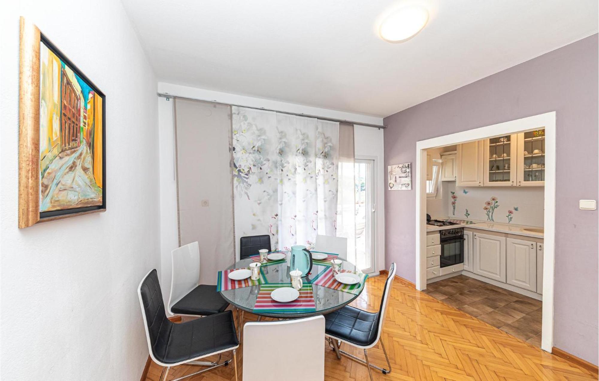 5 Bedroom Cozy Home In Okrug Donji Donji Okrug  Exteriér fotografie