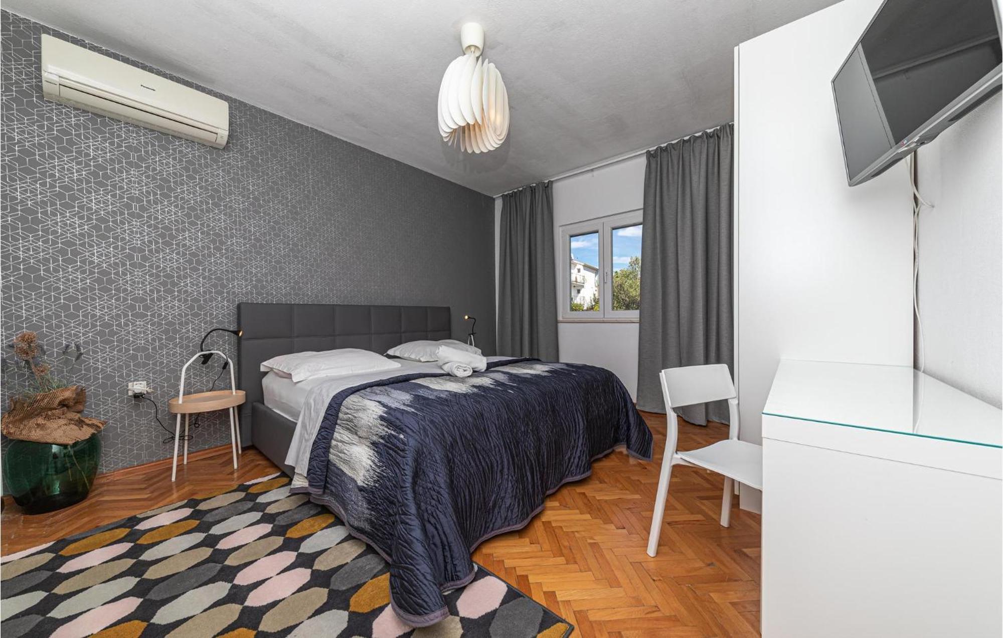 5 Bedroom Cozy Home In Okrug Donji Donji Okrug  Exteriér fotografie