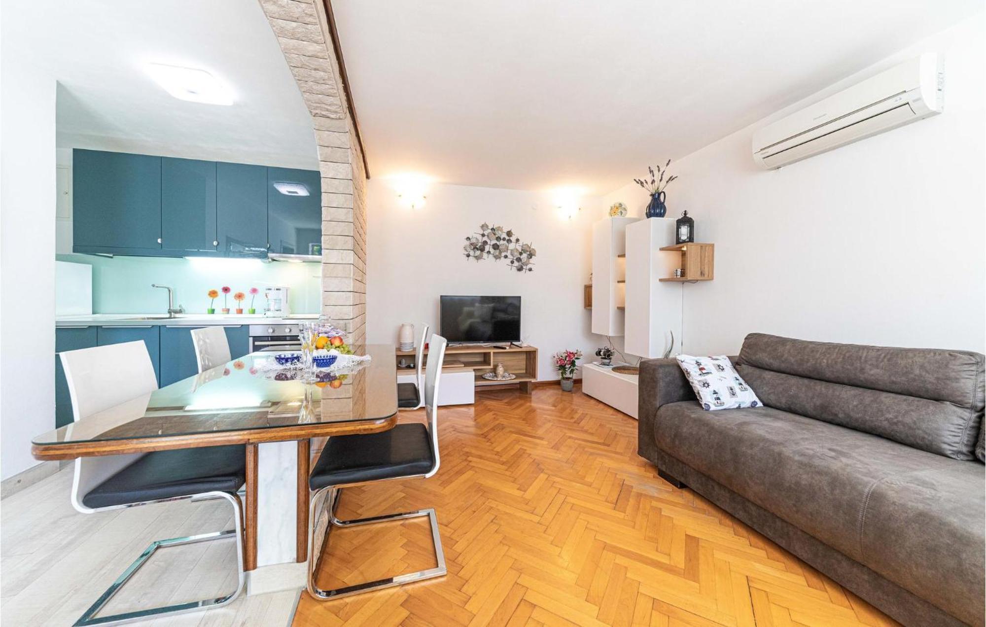 5 Bedroom Cozy Home In Okrug Donji Donji Okrug  Exteriér fotografie