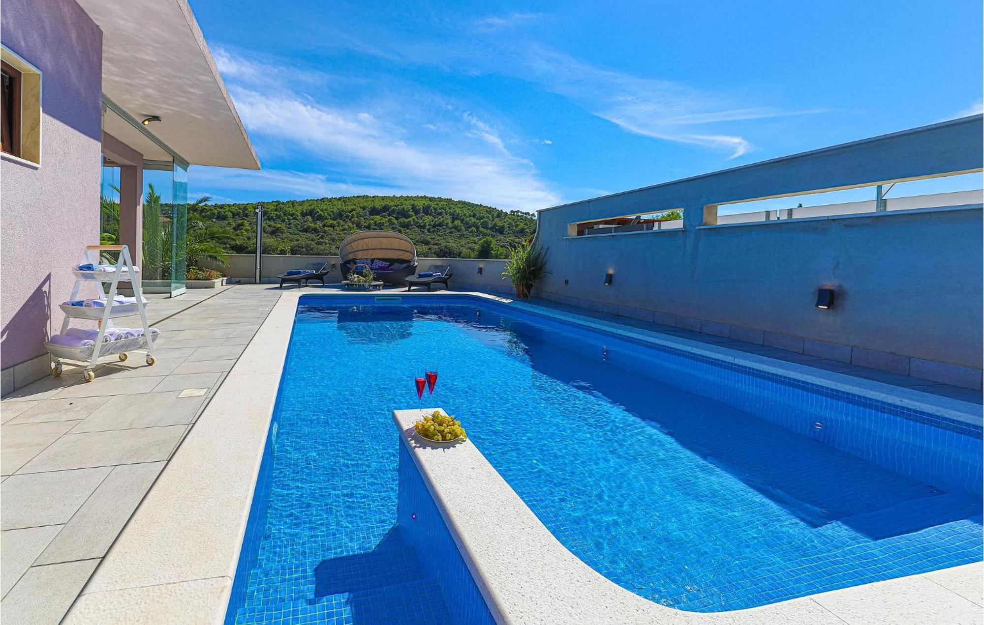 5 Bedroom Cozy Home In Okrug Donji Donji Okrug  Exteriér fotografie