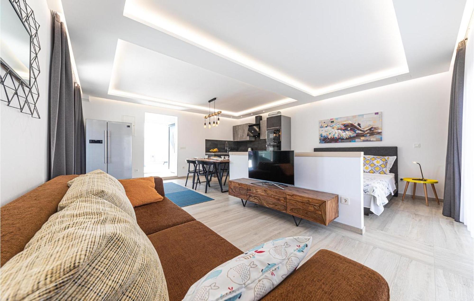 5 Bedroom Cozy Home In Okrug Donji Donji Okrug  Exteriér fotografie
