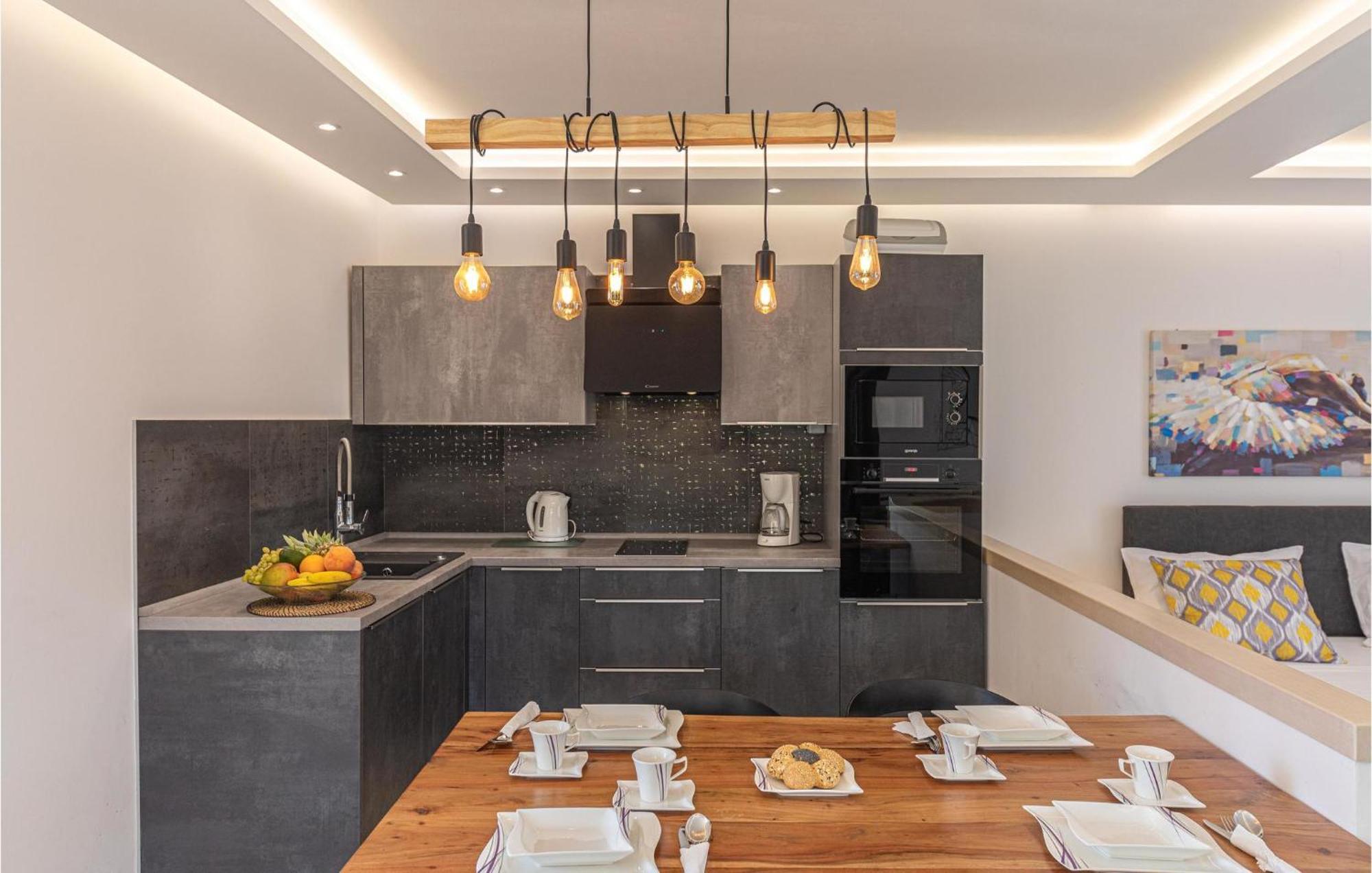 5 Bedroom Cozy Home In Okrug Donji Donji Okrug  Exteriér fotografie