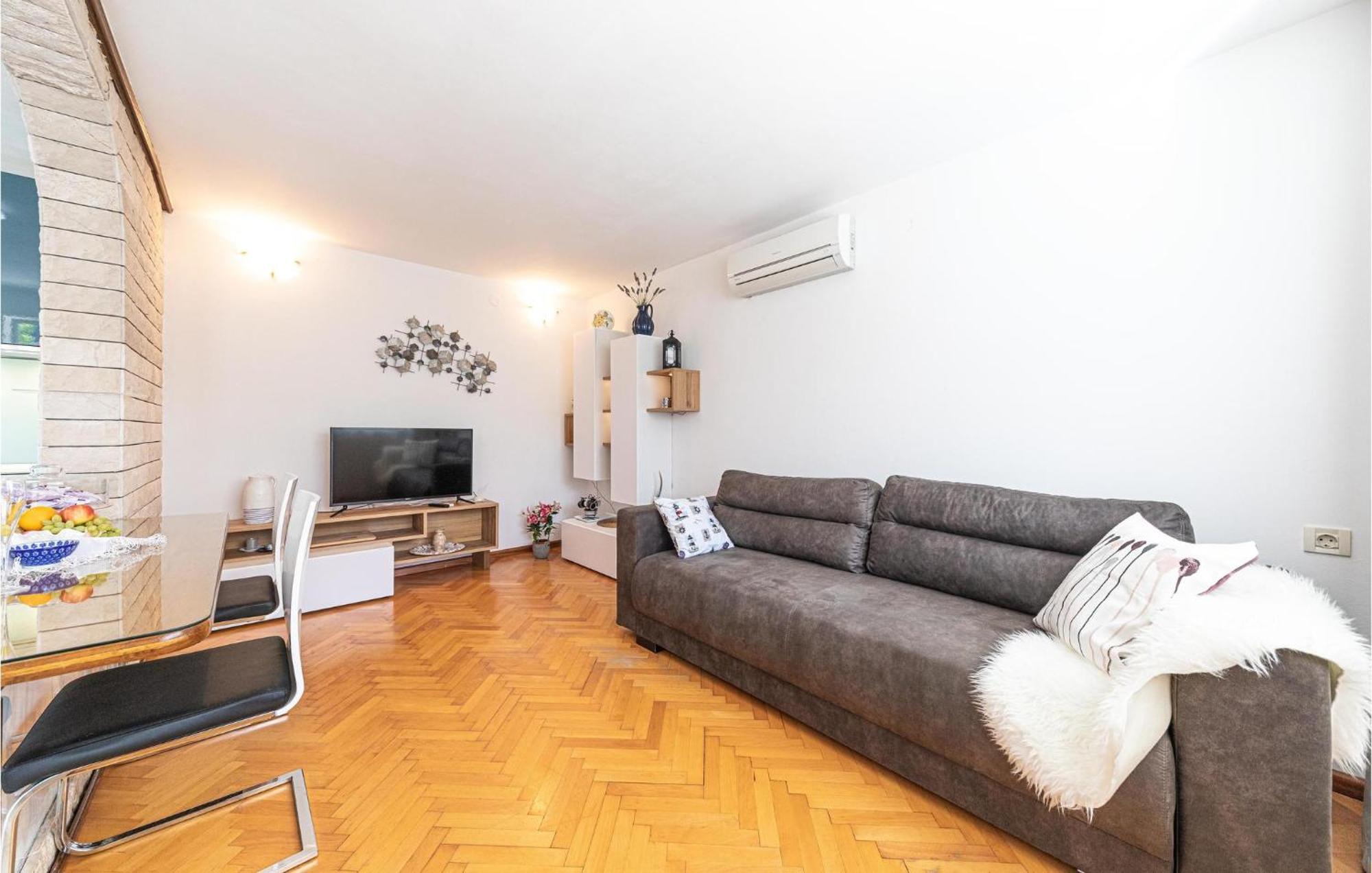 5 Bedroom Cozy Home In Okrug Donji Donji Okrug  Exteriér fotografie