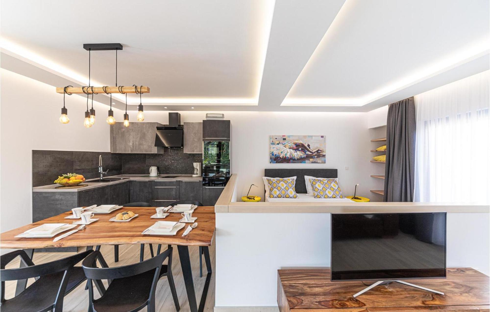 5 Bedroom Cozy Home In Okrug Donji Donji Okrug  Exteriér fotografie