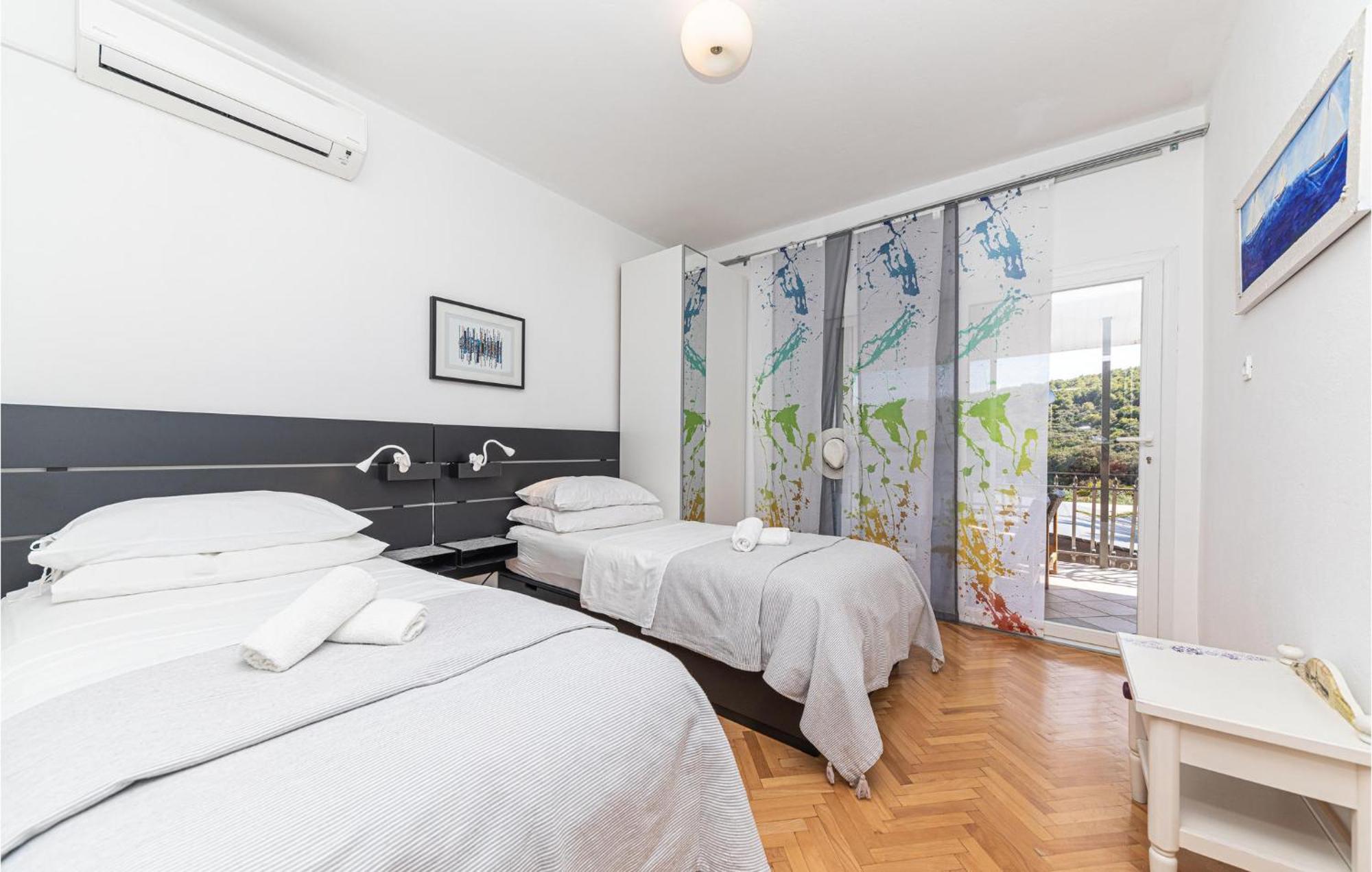5 Bedroom Cozy Home In Okrug Donji Donji Okrug  Exteriér fotografie