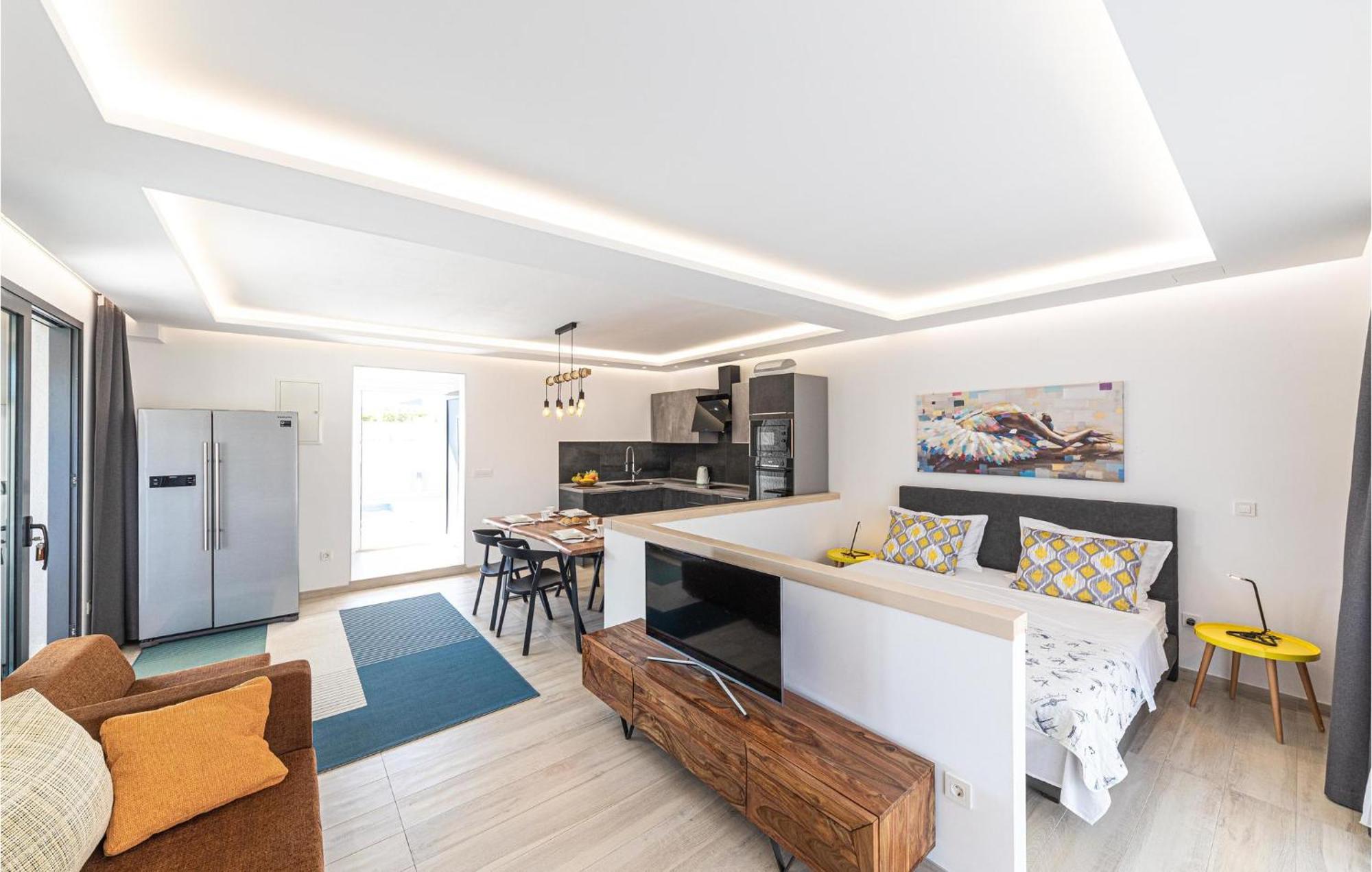 5 Bedroom Cozy Home In Okrug Donji Donji Okrug  Exteriér fotografie