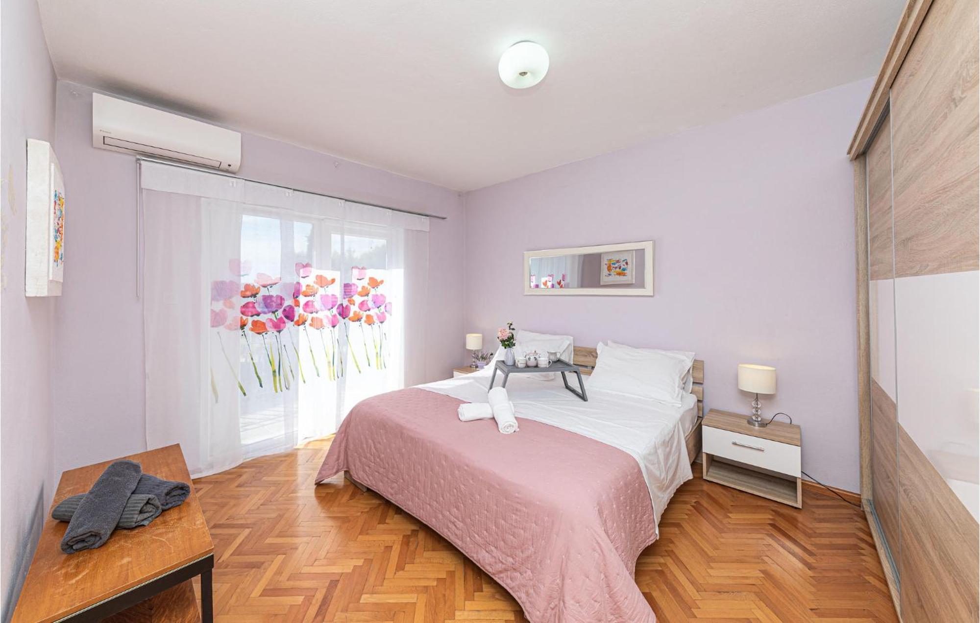 5 Bedroom Cozy Home In Okrug Donji Donji Okrug  Exteriér fotografie
