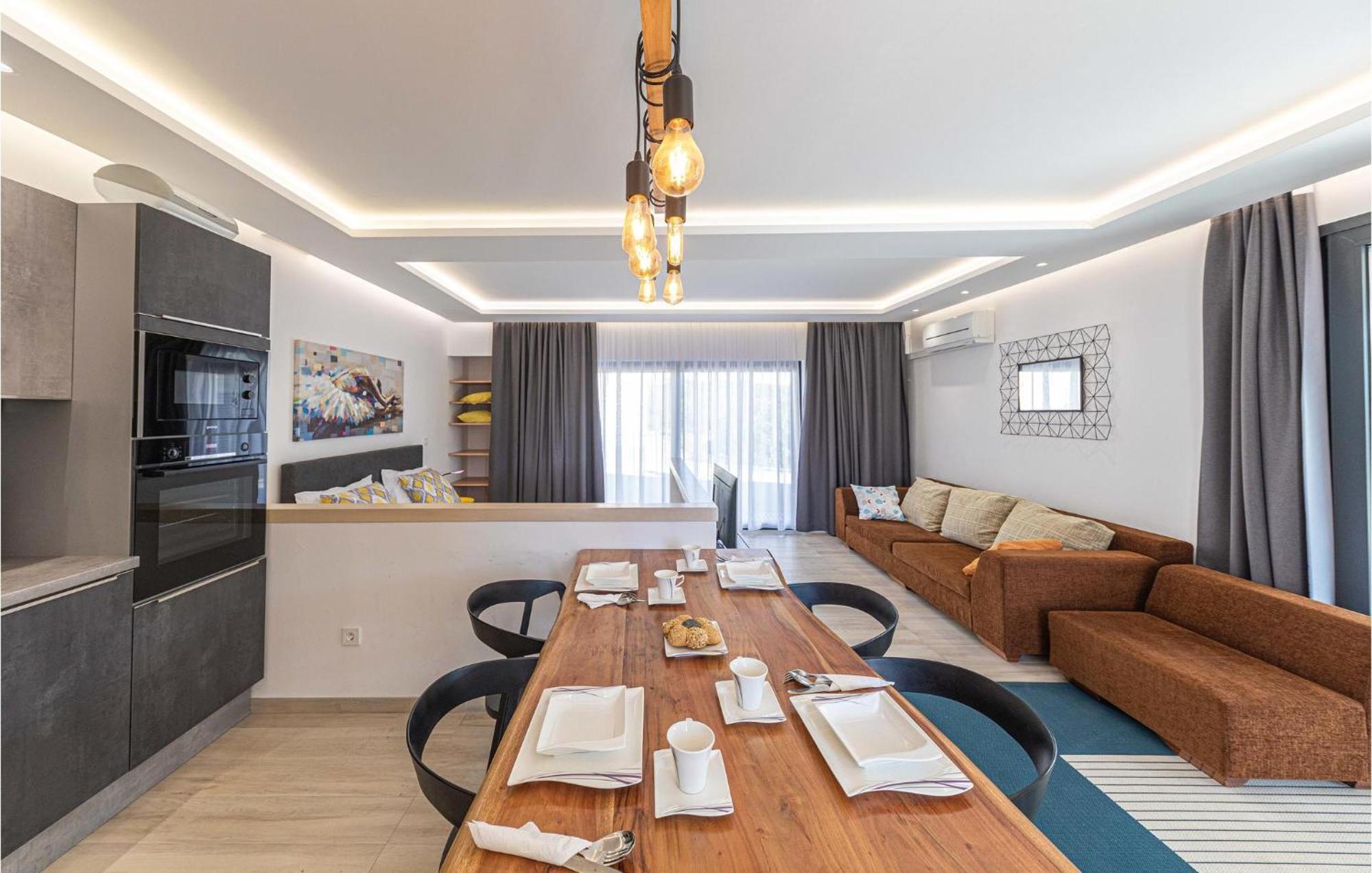 5 Bedroom Cozy Home In Okrug Donji Donji Okrug  Exteriér fotografie