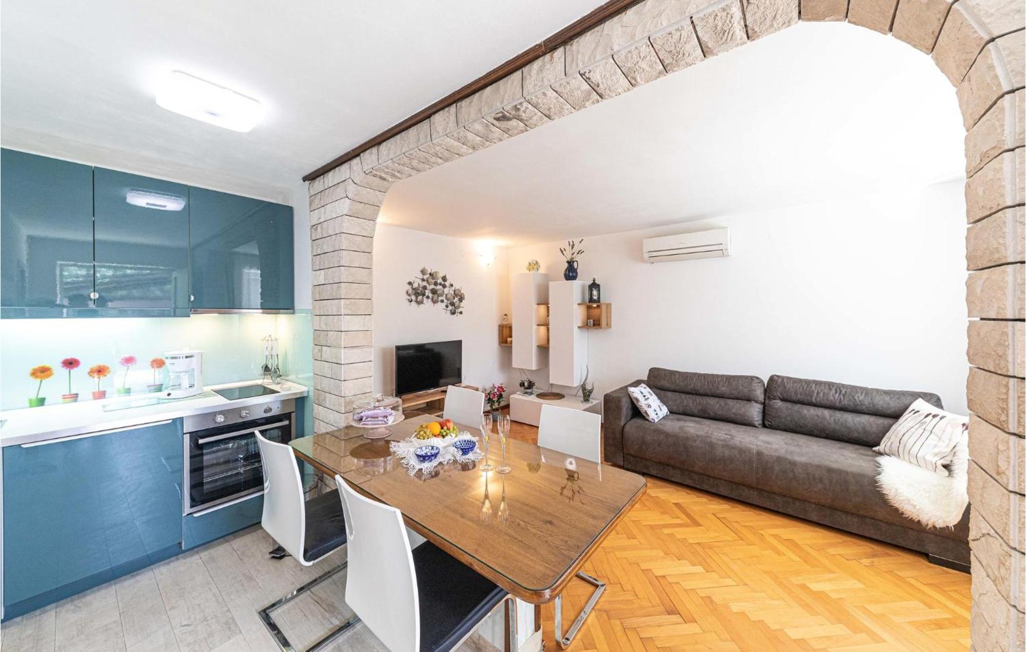 5 Bedroom Cozy Home In Okrug Donji Donji Okrug  Exteriér fotografie