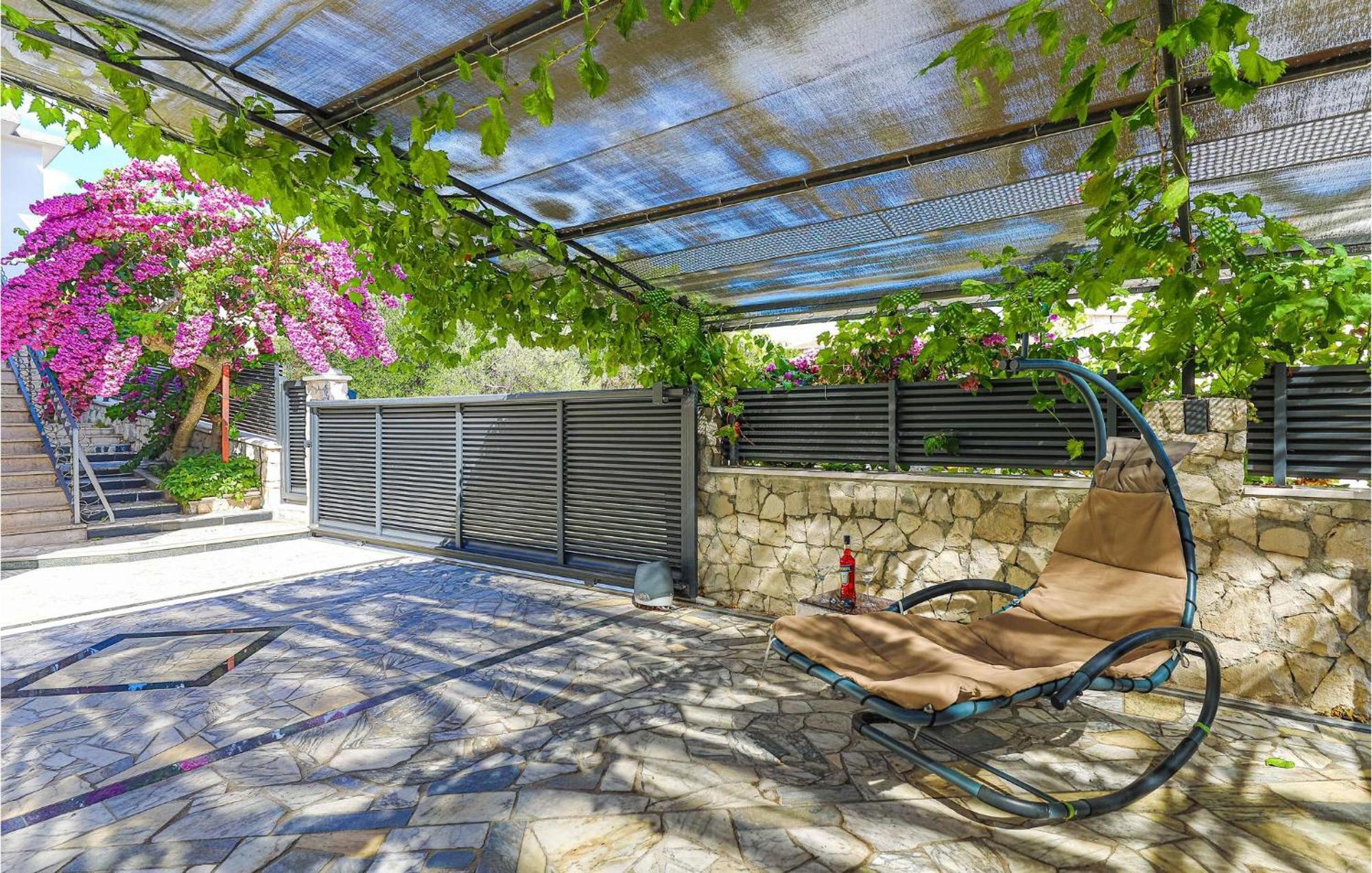 5 Bedroom Cozy Home In Okrug Donji Donji Okrug  Exteriér fotografie