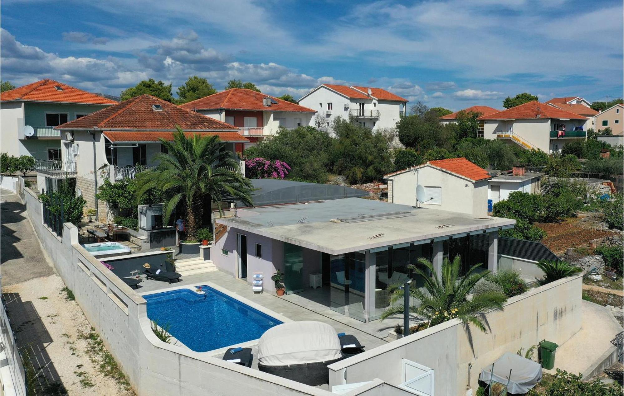 5 Bedroom Cozy Home In Okrug Donji Donji Okrug  Exteriér fotografie